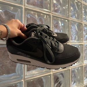 Nike Air Max 90 in Black metallic silver barely worn 🤍🤍